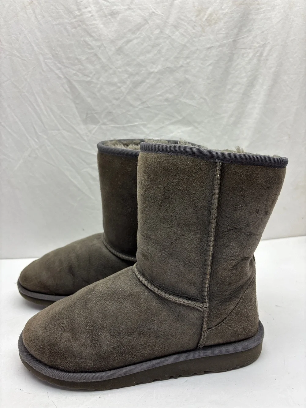 UGG Classic Short Boots size 5 big girl, box 59